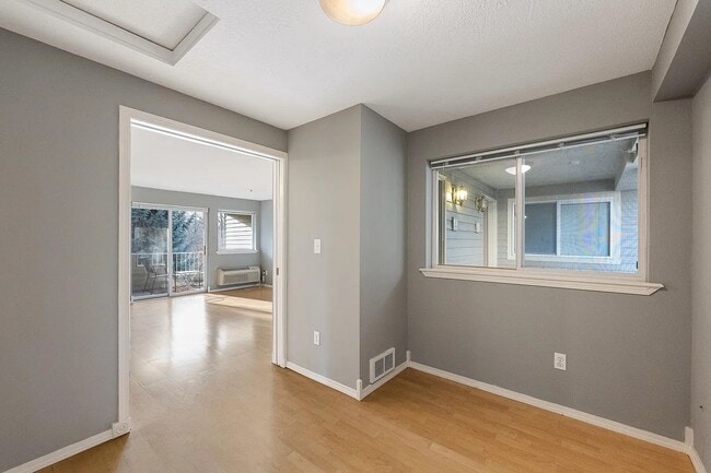 Foto del edificio - $1,600 - 1 Bed / 1 Bath Gorgeous Condo Unit in University District