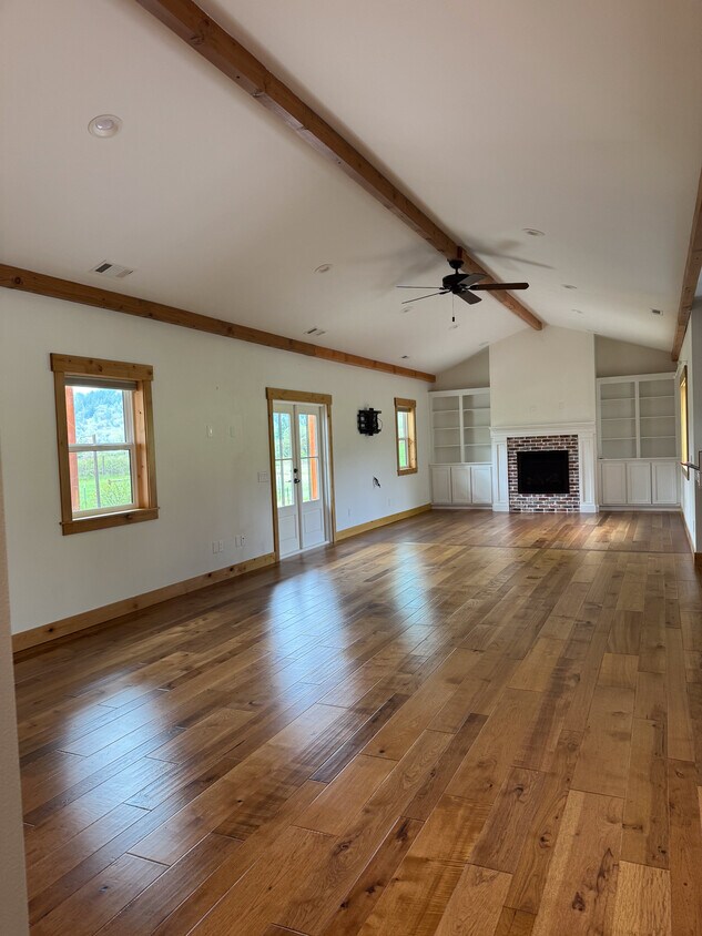 Dining / Living - 825 Murphy Creek Rd