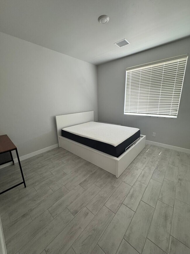 Foto del edificio - Gorgeous 4 bedroom plus office