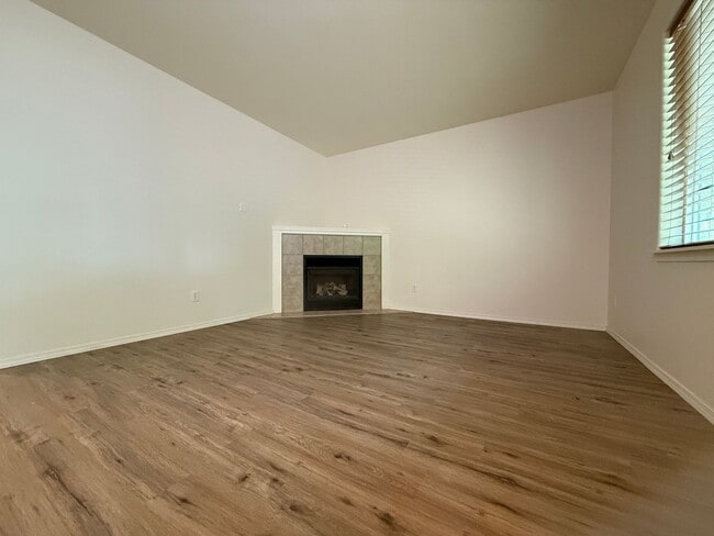 Foto del edificio - SCHEDULE A TOUR TODAY TO VIEW THIS GORGEOU...