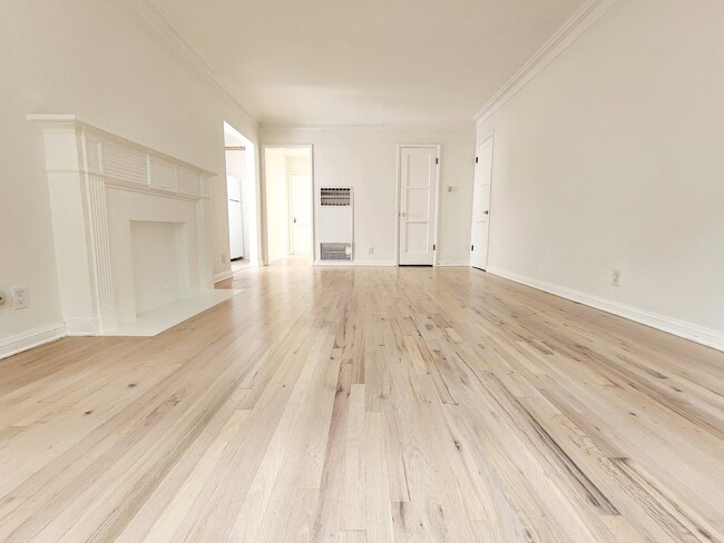 Living room - 436 Kelton Ave