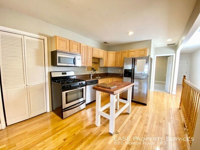Foto del edificio - 650 Newton Pl NW