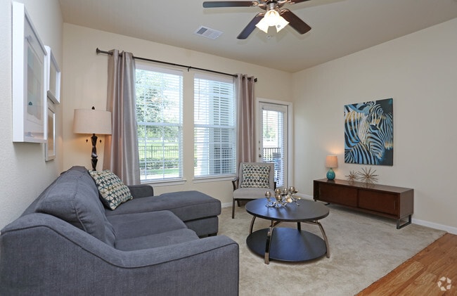 1Br, Living Room - Stoneleigh on Major