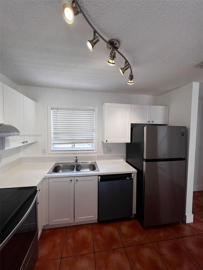 Building Photo - 6215 SW Kendale Lakes Cir