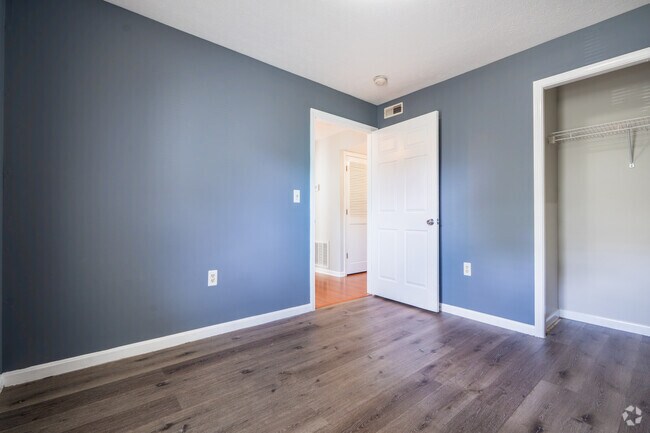 3 habitaciones, 1 baño - 950 pies cuadrados - Dormitorio secundario - 816-818 Rubel Ave