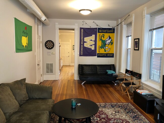 Foto del edificio - 1323 N Wicker Park Ave