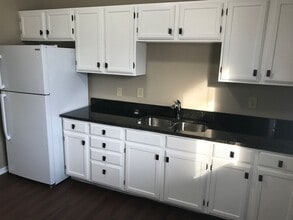 Building Photo - 812 E 7th St