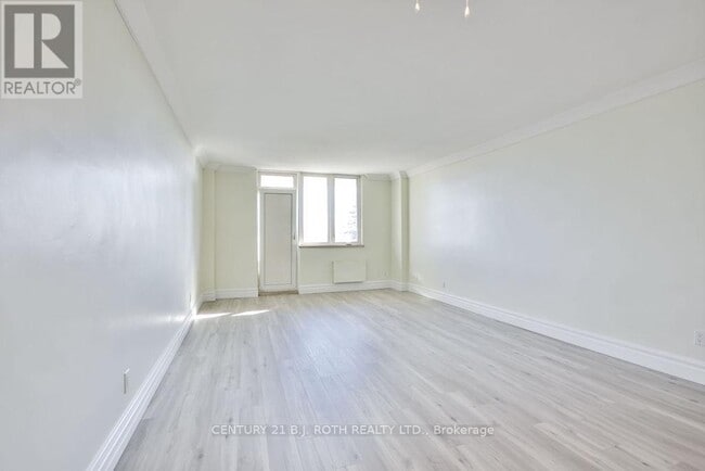 Building Photo - 2 Grove St E