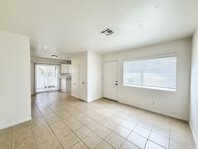 Foto del edificio - AVAILABLE NOW!! 2 Bedroom 1 Bathroom Apartment in Cathedral City!