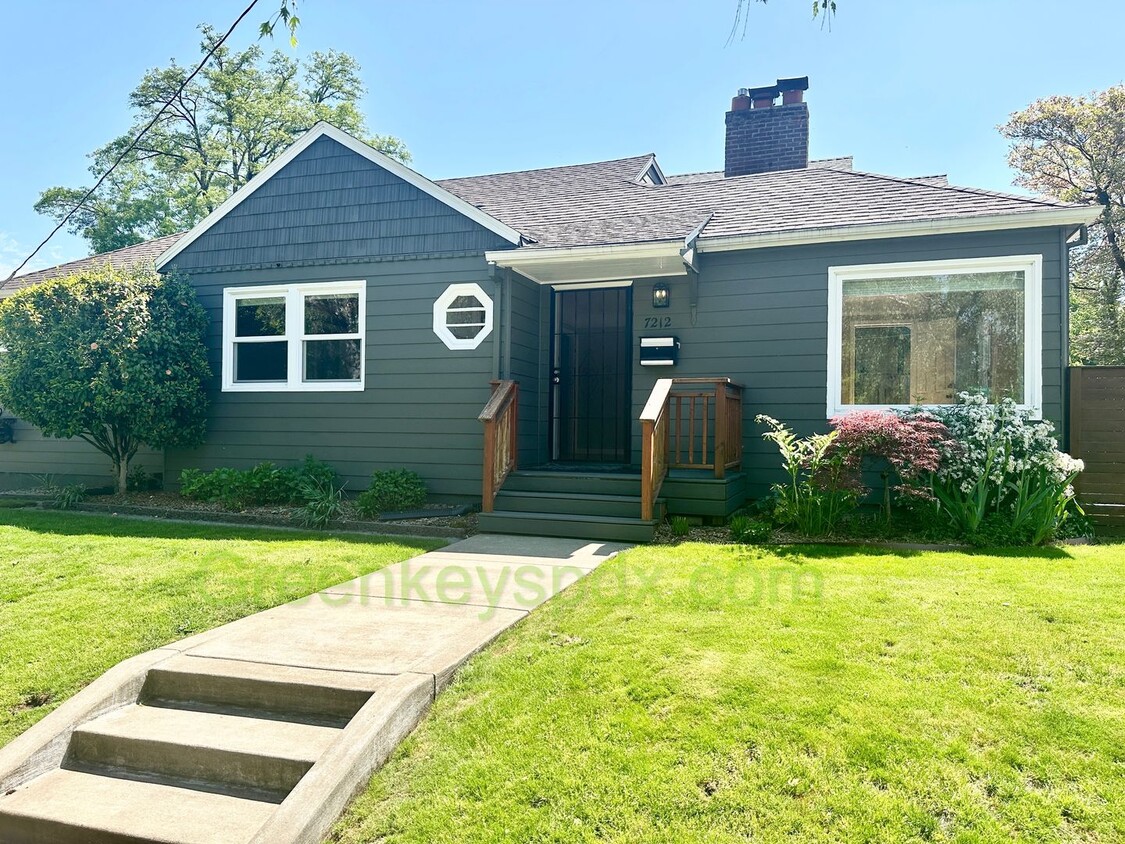 Primary Photo - Huge 4 Bedroom 2 Bath House across from Ro...