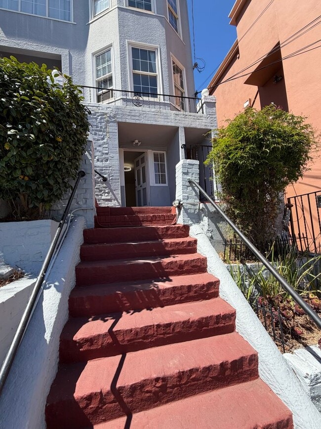 Building Photo - 824 Castro St