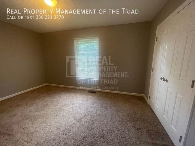 Building Photo - 2 Bedroom (with Bonus Room), 1 1/2 Bath To...