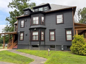 Building Photo - 79 College St