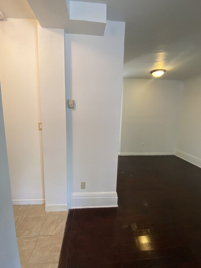 Building Photo - 2 Dearbourne Av
