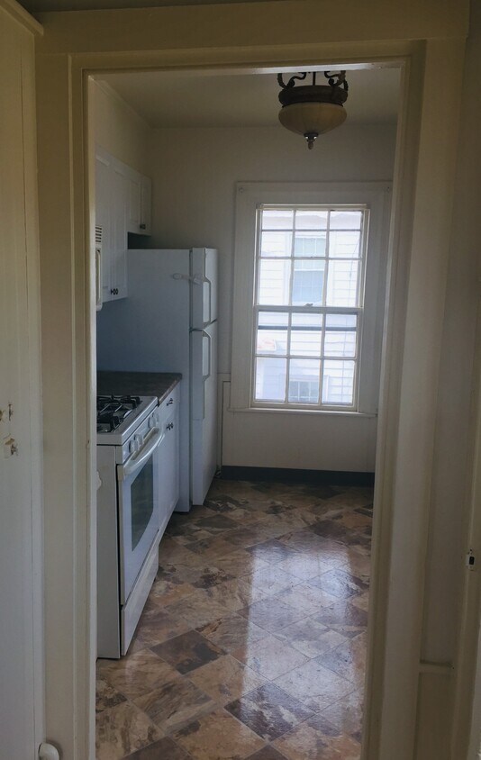 Cocina tipo galera de 9'4" x 6'8" - 79 Court St