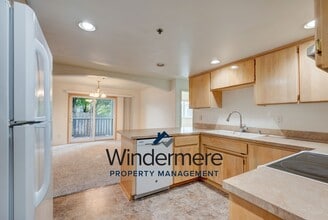 Building Photo - 300 N Oak Harbor St