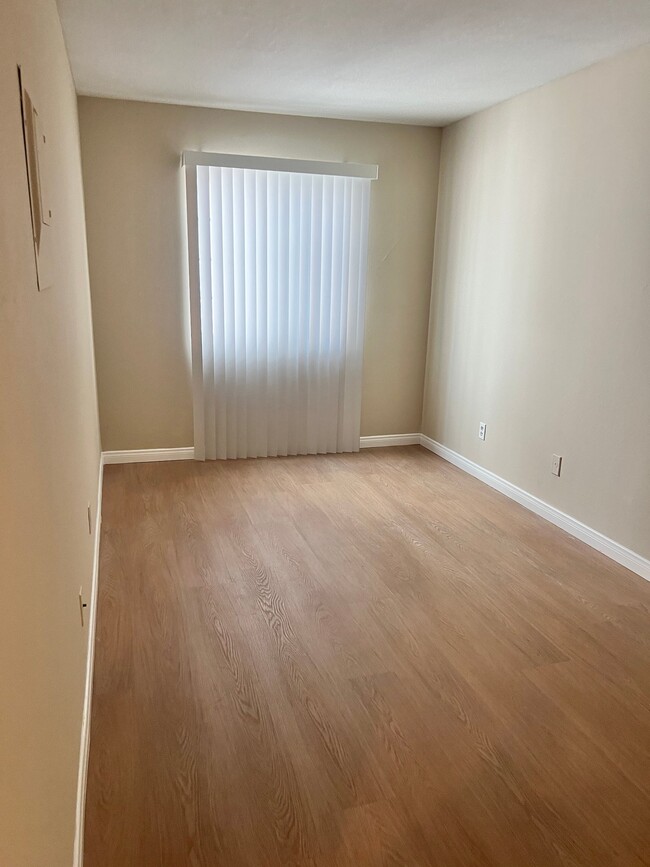 Photo - 3352 Oakhurst Ave Apartment