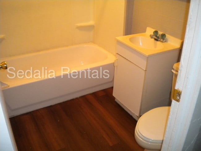 Building Photo - 3 bed, 1 bath for only $595