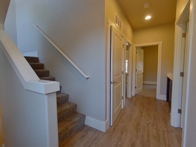 Foto del edificio - Greek Street Townhomes (335)