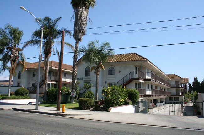 Building Photo - 2540 W Lincoln Ave