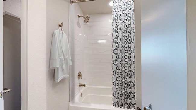 1/1, 660sf - Railside at Wadsworth Station