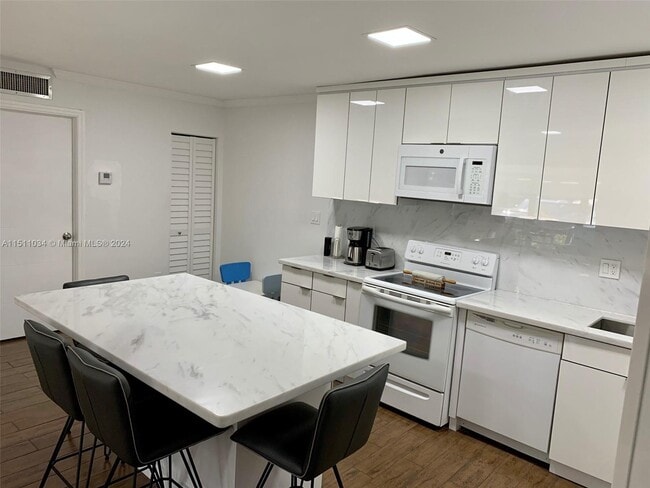 Foto del edificio - 4990 NW 102nd Ave