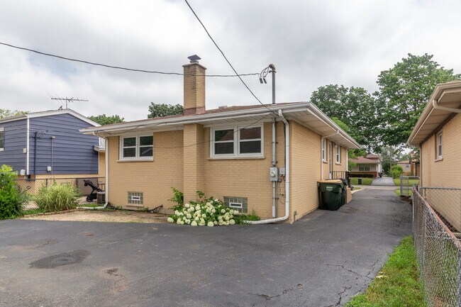 Building Photo - 1324 S Evergreen Ave