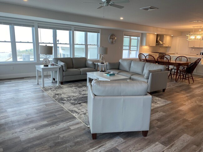 Foto del edificio - 1019 Fairfield Beach Rd