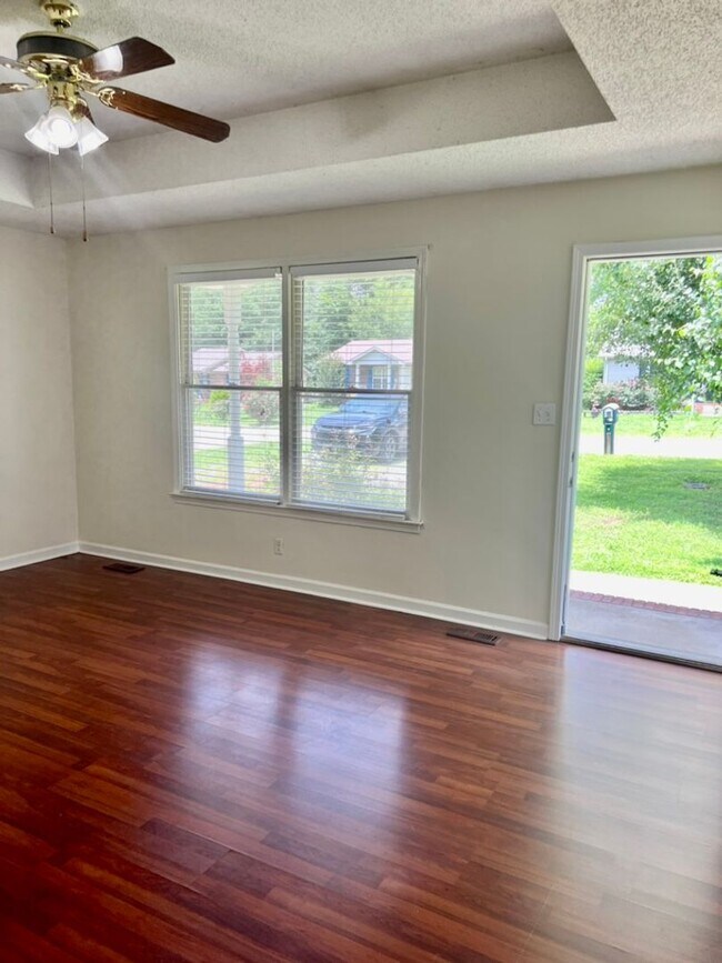 Building Photo - AVAILABLE NOW! 3 Bedroom, 1.5 Bath Home
