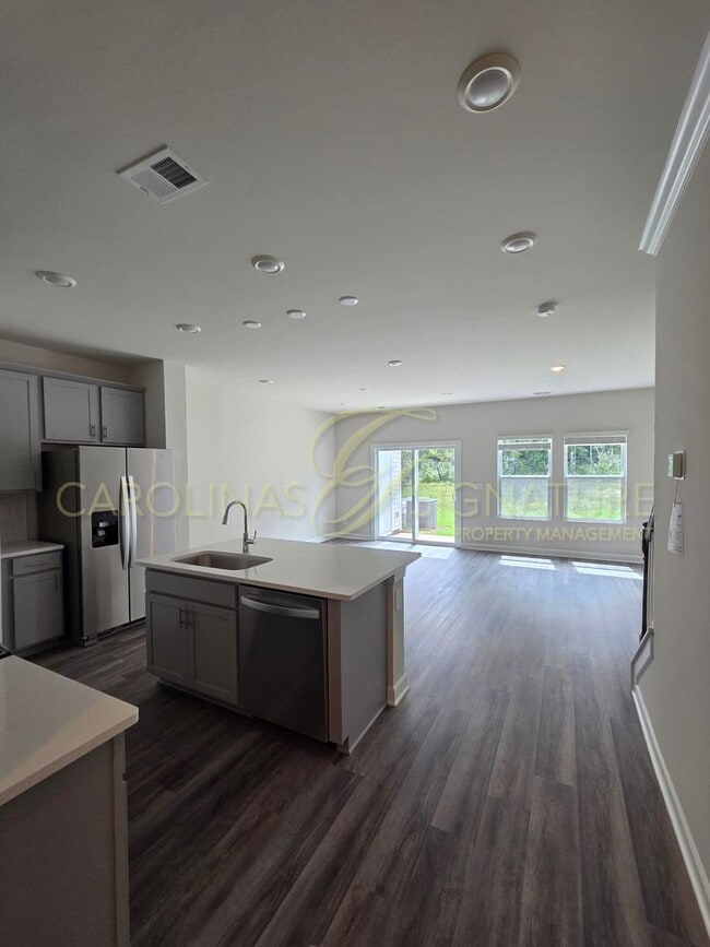Foto del edificio - AVAILABLE SEPTEMBER 1! NEW CONSTRUCTION; 3...
