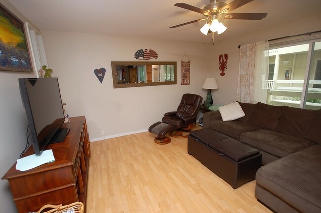 Building Photo - Pacific Beach Condo in Gated Community