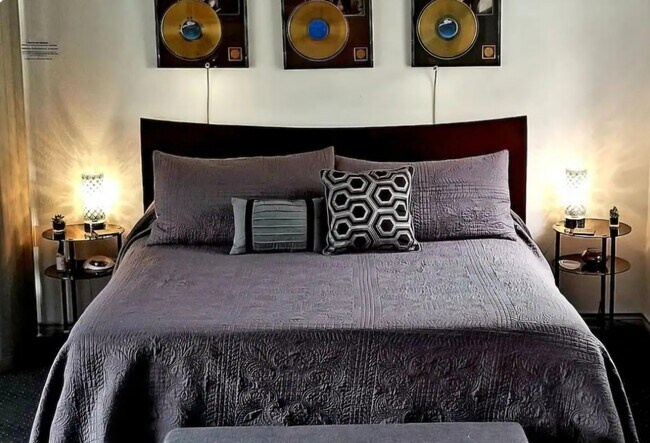 King memory foam bed - 48 La Toya Trl