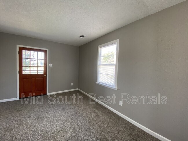 Building Photo - 2092 Labelle St