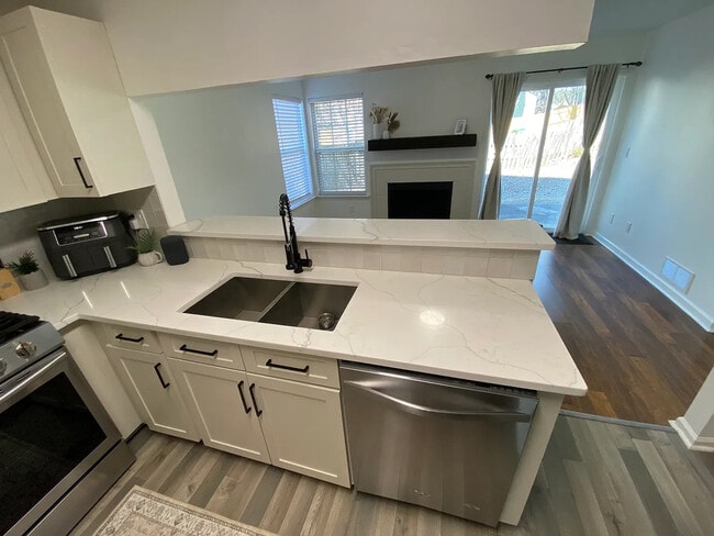 Foto del edificio - Room in House on Parkside Dr