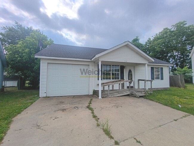 Building Photo - 3bed/2bath house with fenced backyard