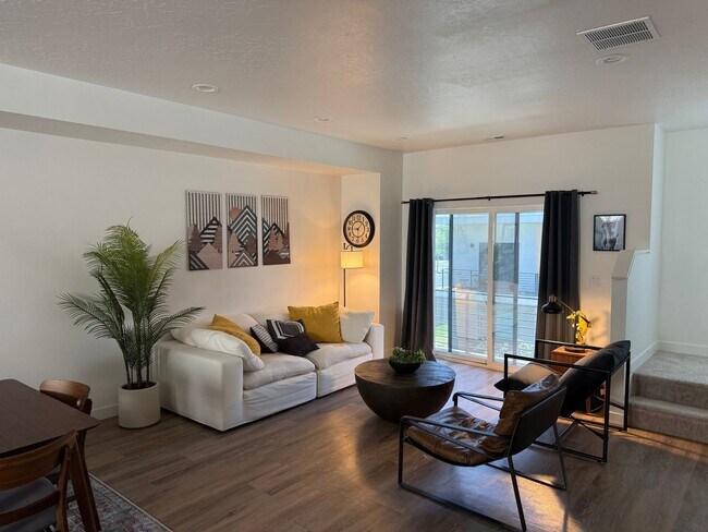 Foto del edificio - Charming 2BR Townhome in Centerville