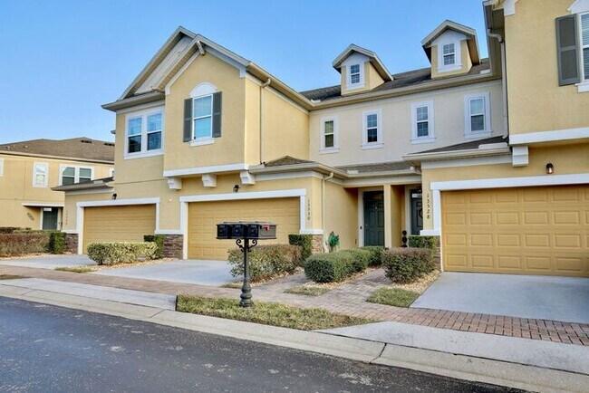 Foto del edificio - Gorgeous 4/2.5 Spacious Townhome with a Loft Area and a 2 Car Garage in the Desirable Gated Commu...