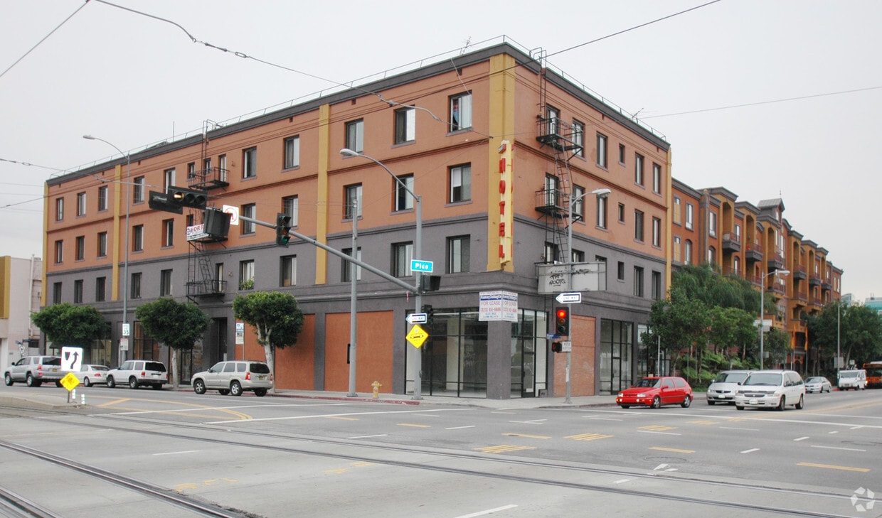 Building Photo - Oviatt Apartments