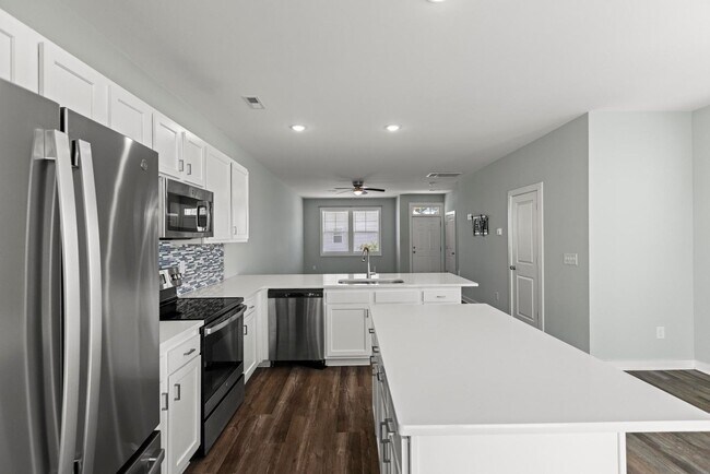 Foto del edificio - Move in Special!  3 Primary Bedrooms- Townhome - Community Pool/Gym