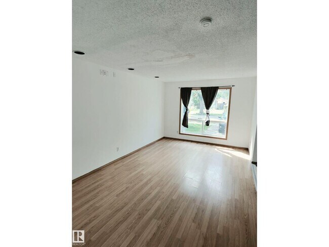 Photo du bâtiment - #31 10909 106 ST NW NW
