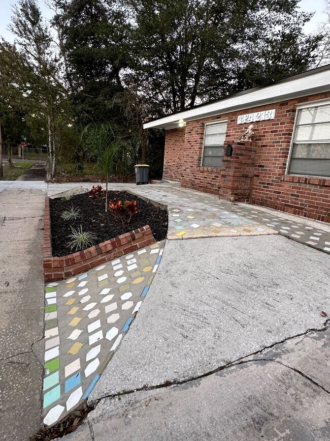 Foto del edificio - All Brick 4 bedroom 2 bath Northside Rental!