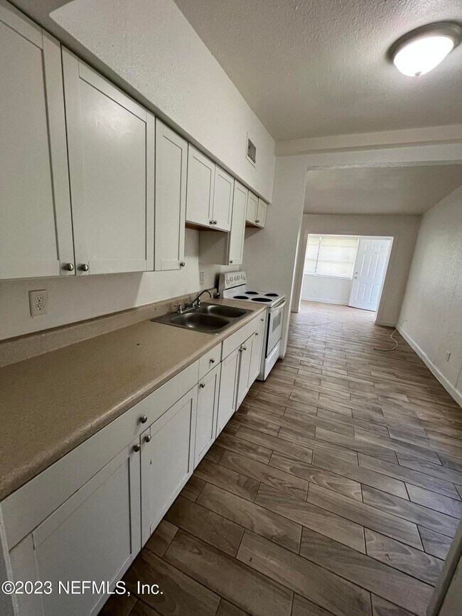 Foto del edificio - 5823 Iris Blvd