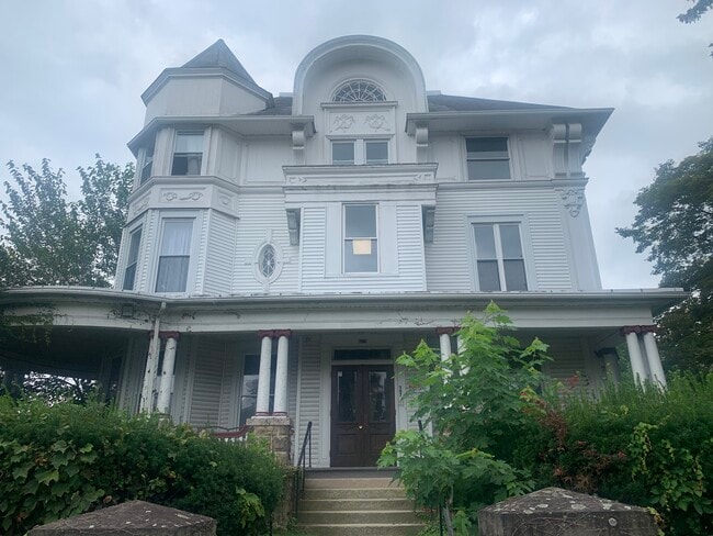 Front - 507 Broadway St