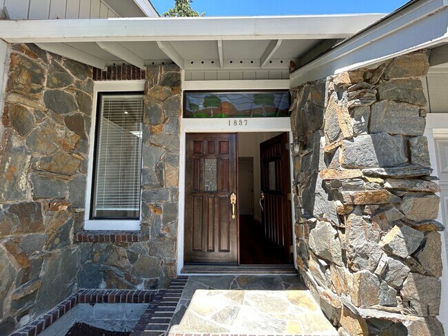 Building Photo - Must See Spacious Alamo 4BR Home with Remo...