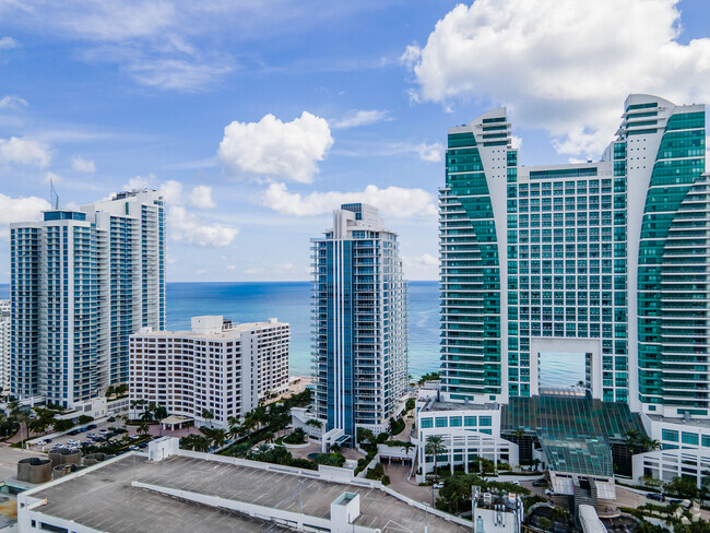 Foto del edificio - Diplomat Oceanfront Residences