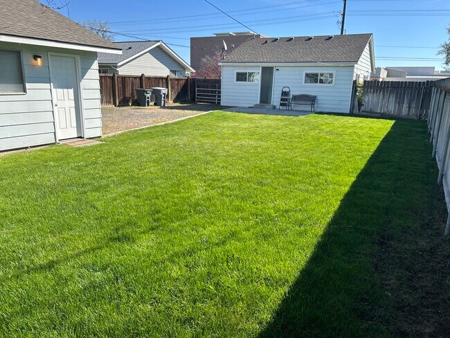 Building Photo - 617 Thayer Dr