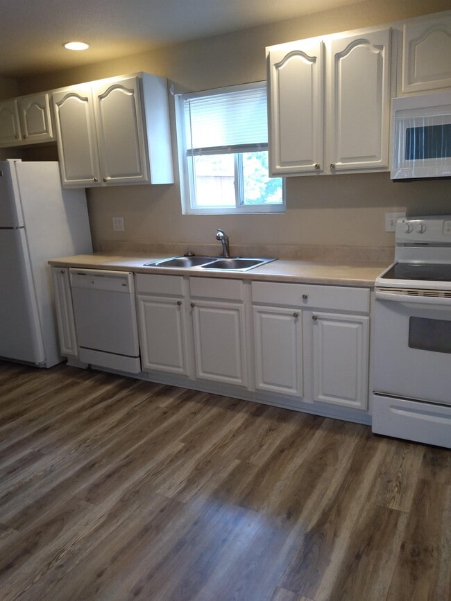 Building Photo - 301 Greenbriar Rd