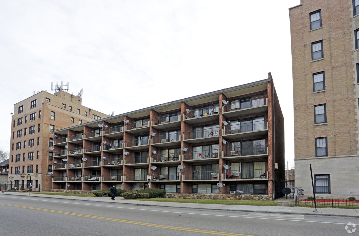 Foto principal - 6739 S Jeffery Blvd