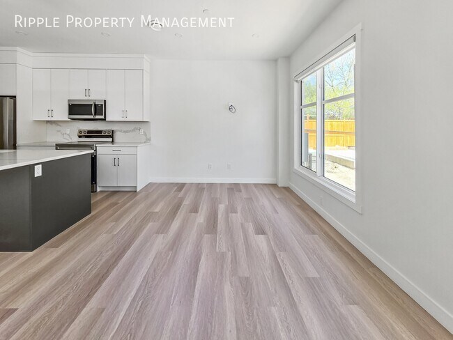 Photo du bâtiment - BRAND NEW SPACIOUS 3 BEDS, 2.5 BATHS TOWNHOUSE | PRIME MONTGOMERY LOCATION NEAR THE RIVER