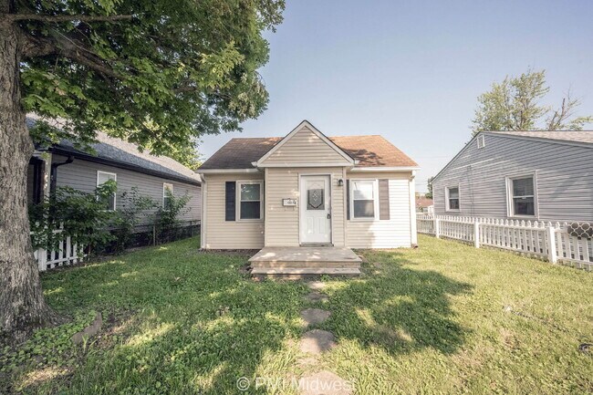 Building Photo - "Charming 3-Bedroom Home in Beech Grove - Cozy Living with Ample Space!"